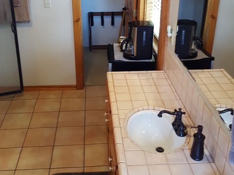 Premium Double Room, Ensuite, Mountain View (Clouds Rest Room) | Bathroom