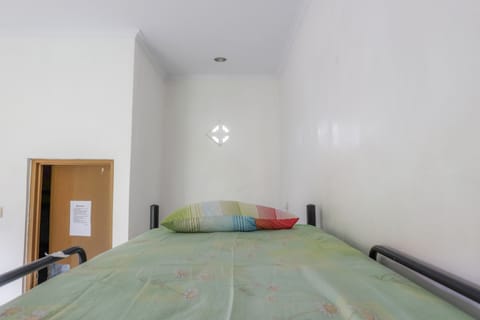 Family Room | Desk, soundproofing, free WiFi, bed sheets