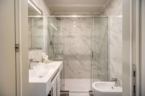 Combined shower/tub, free toiletries, hair dryer, bidet