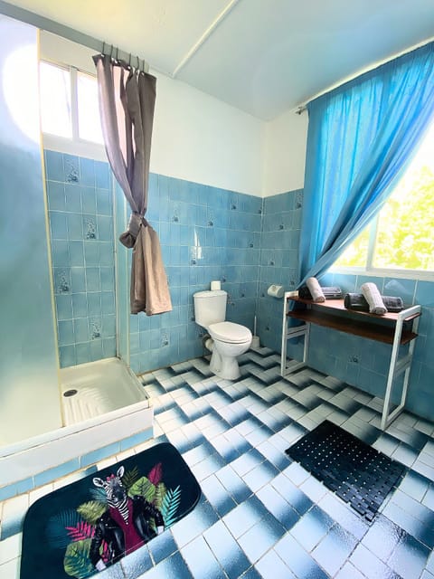 Comfort Room | Bathroom | Shower, free toiletries, hair dryer, towels