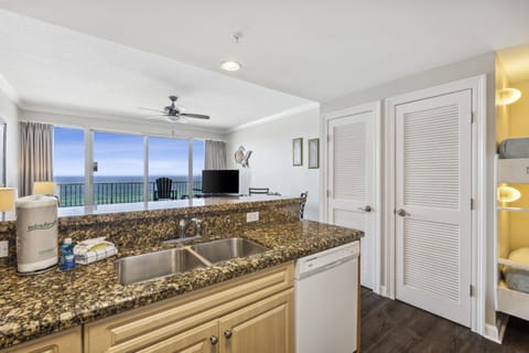 Condo, 1 Bedroom, Balcony, Ocean View (806) | Private kitchen | Microwave, coffee/tea maker, paper towels