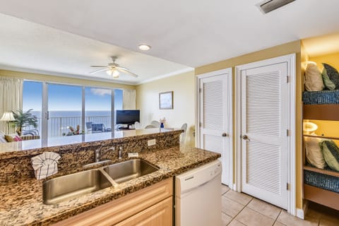 Condo, 1 Bedroom, Balcony, Ocean View (1605) | Private kitchen | Microwave, coffee/tea maker, paper towels