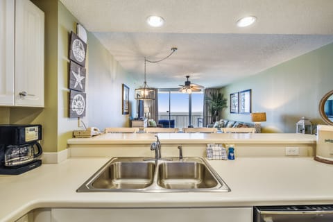 Condo, 2 Bedrooms (1303 - T2) | Private kitchen | Fridge, microwave, oven, stovetop