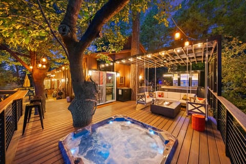 Recently remodeled deck features dry sauna, hot tub, outdoor sea - Recently remodeled deck features dry sauna, hot tub, outdoor seating and ambient lighting.