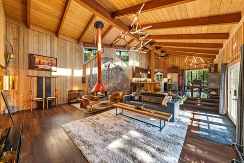 Home has been recently remodeled and redecorated with "mountain - Home has been recently remodeled and redecorated with "mountain modern" design.