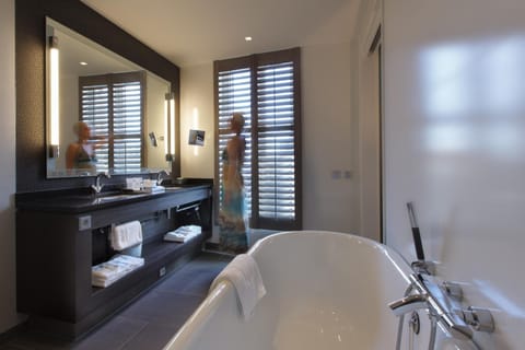 Shower, rainfall showerhead, free toiletries, hair dryer