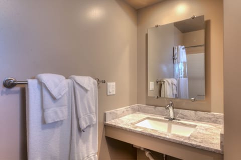 Combined shower/tub, free toiletries, towels