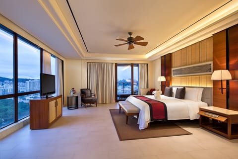 Suite, 2 Bedrooms, Smoking (Lounge Access, Bay View) | Premium bedding, in-room safe, desk, blackout drapes