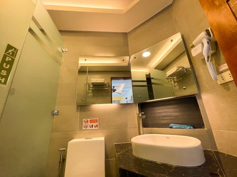 Twin Room | Bathroom | Shower, free toiletries, bidet, towels