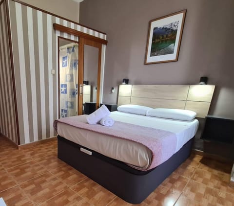 Deluxe Double Room, Private Bathroom | Desk, laptop workspace, bed sheets