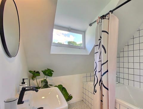 Deluxe Double Room (1) | Bathroom | Combined shower/tub, rainfall showerhead, hair dryer, bathrobes