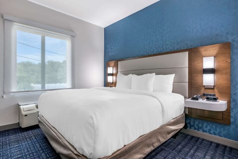 Suite, 1 King Bed, Non Smoking | Premium bedding, memory foam beds, desk, laptop workspace