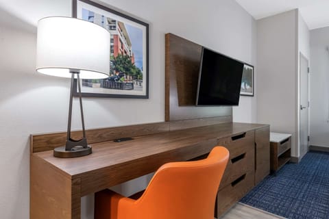 Suite, 1 King Bed, Non Smoking | Premium bedding, memory foam beds, desk, laptop workspace