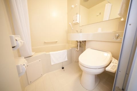 Combined shower/tub, free toiletries, hair dryer, slippers