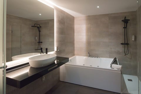 Suite | Bathroom | Shower, towels