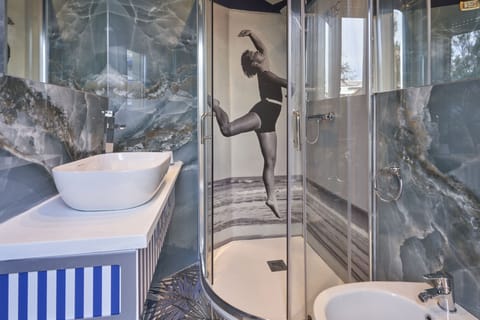 Classic Double or Twin Room, Sea View | Bathroom | Shower, free toiletries, hair dryer, bidet