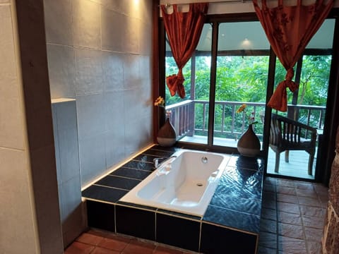 Classic Family Villa with Bath Tub | Bathroom | Towels