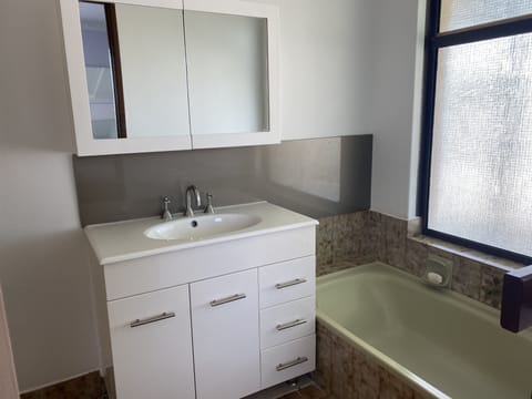 House, 3 Bedrooms | Bathroom | Separate tub and shower, towels