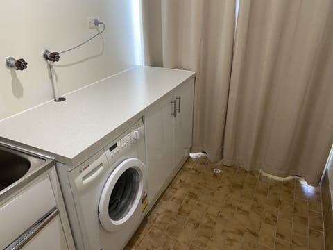 House, 3 Bedrooms | Laundry