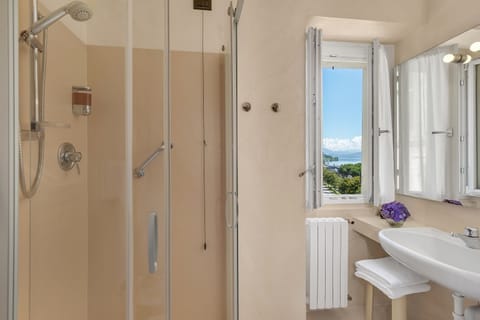 Superior Double Room, Lake View | Bathroom | Shower, free toiletries, hair dryer, slippers