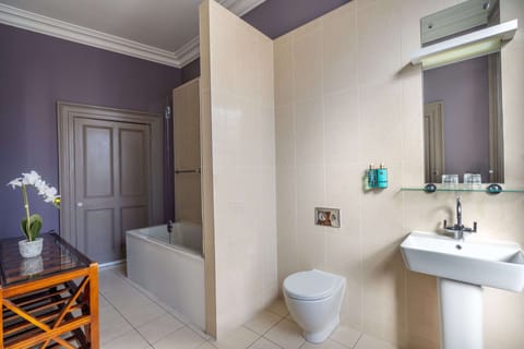 Georgian Suite | Bathroom | Free toiletries, hair dryer, towels