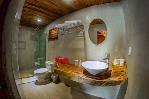 Bungalow - Lake View | Bathroom | Shower, rainfall showerhead, free toiletries, towels