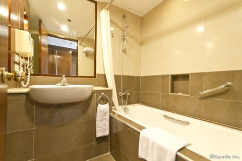 Superior Room | Bathroom | Combined shower/tub, deep soaking tub, free toiletries, hair dryer