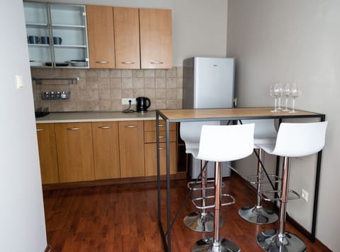 Basic Studio Suite | Private kitchenette | Fridge, microwave