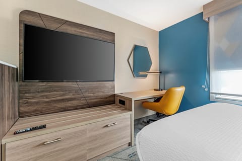 Hypo-allergenic bedding, pillowtop beds, in-room safe, desk