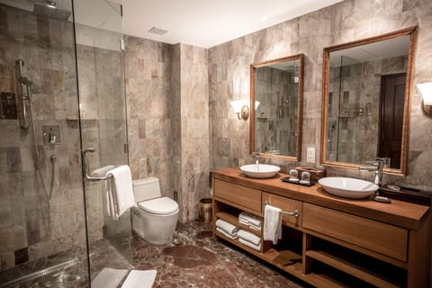 Presidential Suite | Bathroom | Free toiletries, hair dryer, bathrobes, slippers