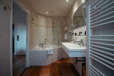 Junior Twin Room | Bathroom | Combined shower/tub, hydromassage showerhead, free toiletries