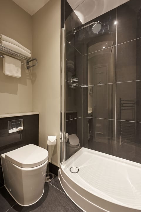 Combined shower/tub, designer toiletries, hair dryer, towels