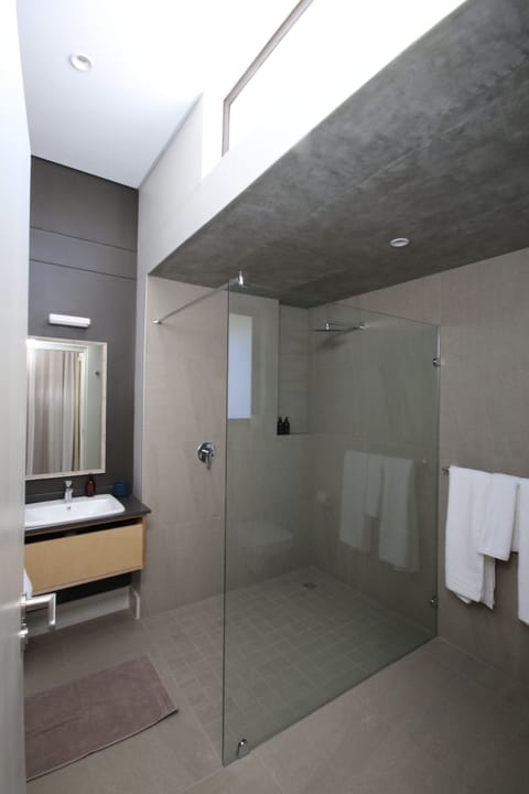 Classic Twin Room | Bathroom | Shower, towels