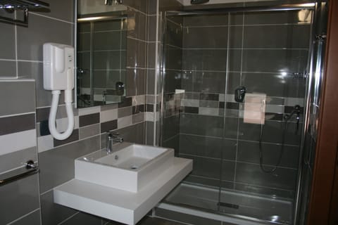 Shower, bidet, towels