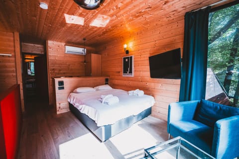 Family Tree House | In-room safe, individually decorated, individually furnished, desk