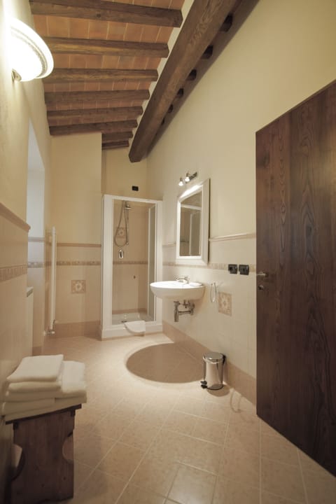 Standard Double Room, Private Bathroom | Bathroom | Shower, free toiletries, hair dryer, bidet