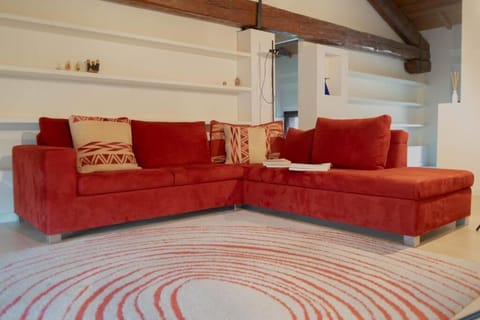 Suite King Size, Vista Giardino, Bagno Privato | Living area | 50-inch flat-screen TV with digital channels, books