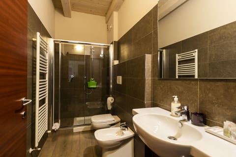 Deluxe Suite, 2 Bedrooms, Non Smoking, City View | Bathroom | Shower, free toiletries, hair dryer, bidet