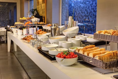 Daily continental breakfast (EUR 15 per person)