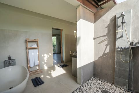 Suite, 1 Double Bed | Bathroom shower