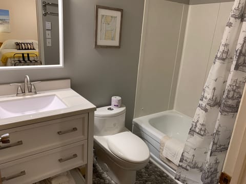 Standard Room, 2 Queen Beds, Ground Floor (102) | Bathroom | Combined shower/tub, free toiletries, hair dryer, towels