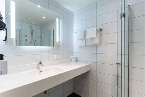 Superior Double Room, City View (Extra) | Bathroom | Shower, hair dryer, towels