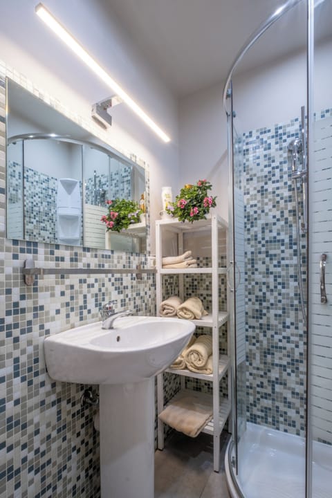 Double Room | Bathroom | Shower, free toiletries, hair dryer, bathrobes