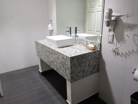 Executive Suite, Multiple Beds | Bathroom | Shower, hair dryer, towels