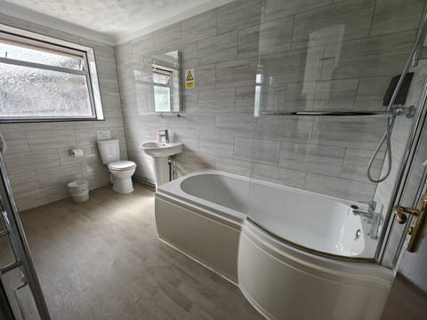 Standard Double Room, 1 Double Bed, Non Smoking, Ensuite | Bathroom | Combined shower/tub, free toiletries, hair dryer, towels