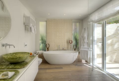 Villa (Trevo) | Bathroom | Combined shower/tub, free toiletries, hair dryer, bathrobes