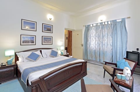 Deluxe Room | Desk, blackout drapes, iron/ironing board, rollaway beds