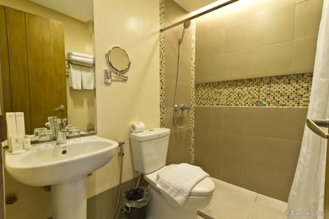 Deluxe Room, 1 Queen Bed, Non Smoking, Balcony | Bathroom | Shower, free toiletries, hair dryer, bidet