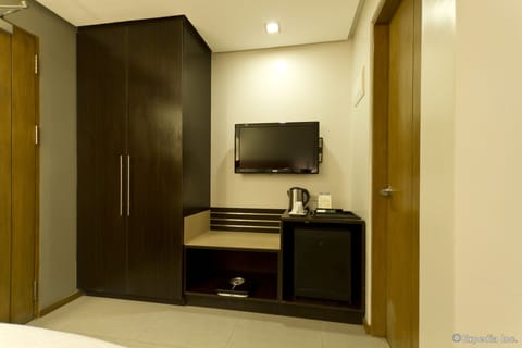 Superior Room, 1 Queen Bed, Non Smoking | In-room safe, desk, iron/ironing board, free WiFi