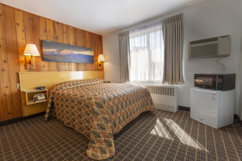 Standard Room, 1 Queen Bed | Bathroom | Combined shower/tub, free toiletries, hair dryer, towels